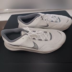 Nike DM 1120 005 NEW! NEVER WORN Running Shoes Mens 11